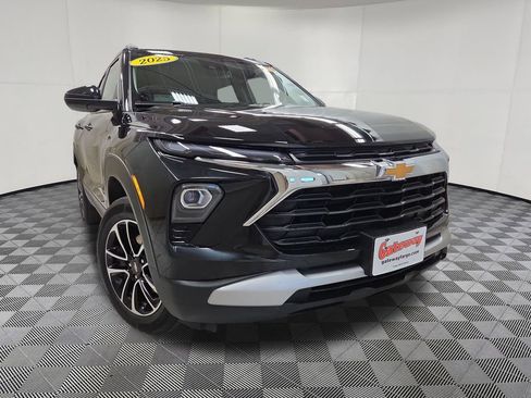 Used 2025 Chevrolet TrailBlazer LT w/ Convenience Package AWD/4WD image 2