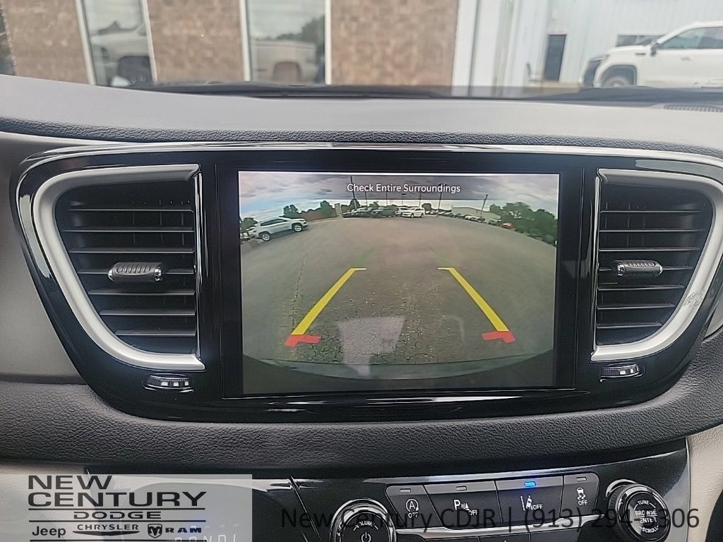 Used 2023 Chrysler Pacifica Touring-L FWD image 15