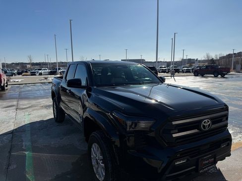 Used 2025 Toyota Tacoma SR5 image 6