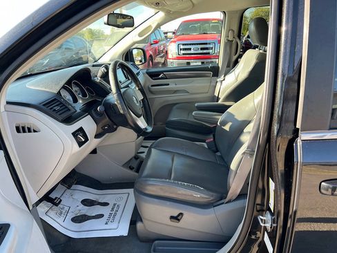 Used 2010 Volkswagen Routan SE FWD image 5