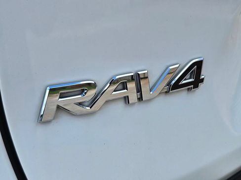Used 2022 Toyota RAV4 XLE w/ Convenience Package FWD image 10