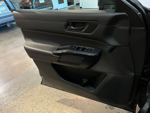Used 2025 Nissan Pathfinder SV AWD/4WD image 18