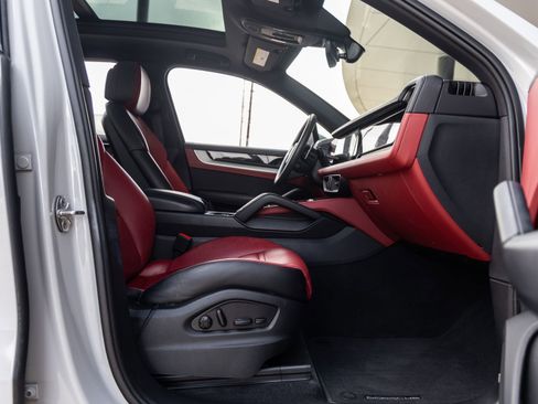 Certified 2024 Porsche Cayenne image 40