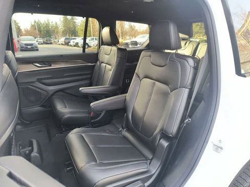 New 2025 Jeep Grand Cherokee L Limited w/ Luxury Tech Group II image 23