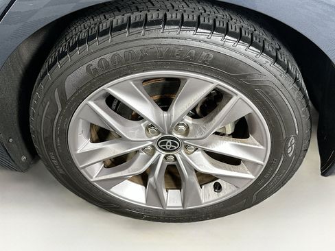 Used 2021 Toyota Avalon XLE image 11