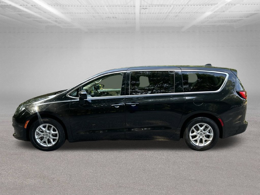 Used 2022 Chrysler Voyager LX FWD image 2