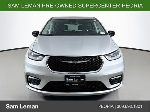 Used 2024 Chrysler Pacifica Limited w/ Trailer Tow Group FWD image 2
