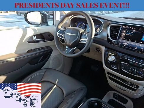 Used 2024 Chrysler Pacifica Touring-L image 14