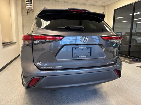 Used 2021 Toyota Highlander LE AWD/4WD image 42