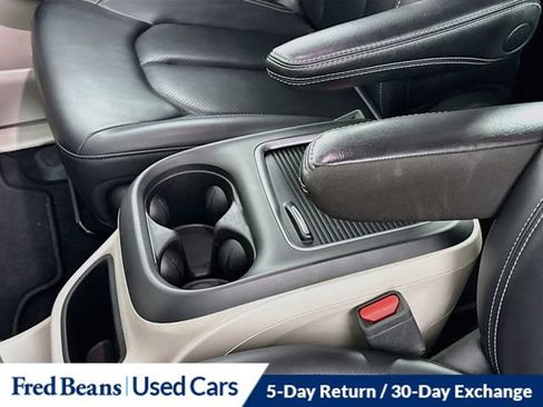 Used 2023 Chrysler Pacifica Touring-L FWD image 42