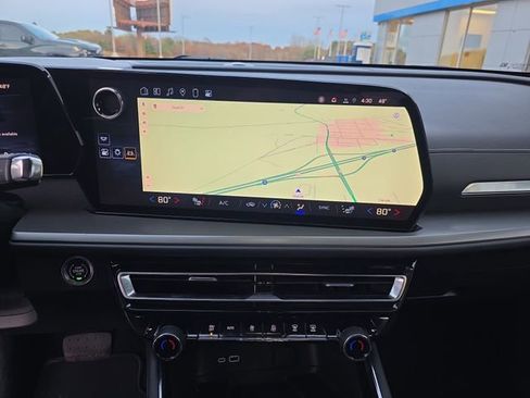 Used 2025 Chevrolet Traverse LT image 18