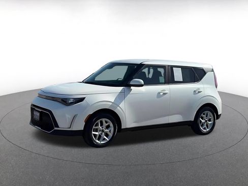 Used 2025 Kia Soul LX w/ LX Technology Package FWD image 8