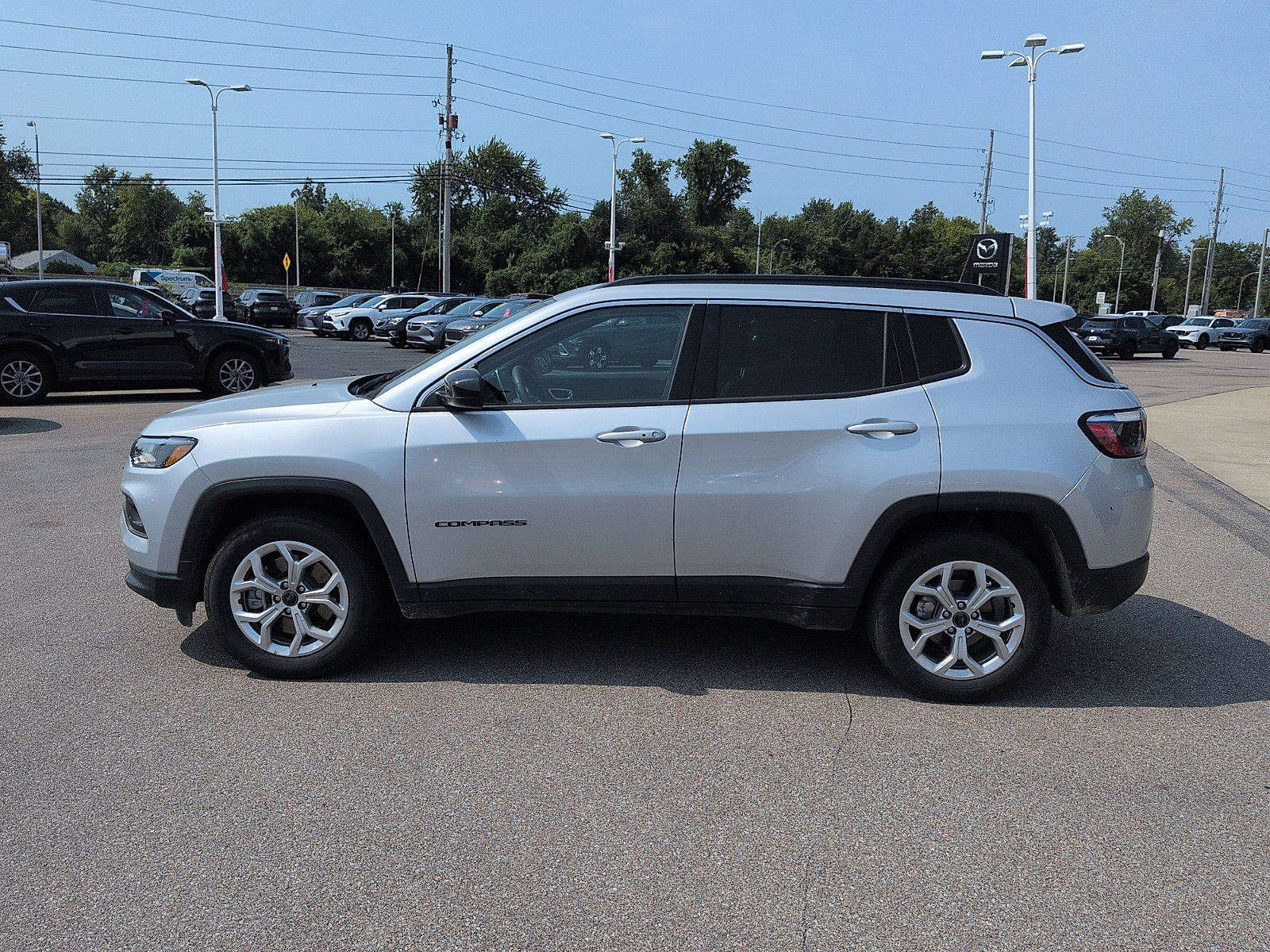 Used 2025 Jeep Compass Latitude AWD/4WD image 4