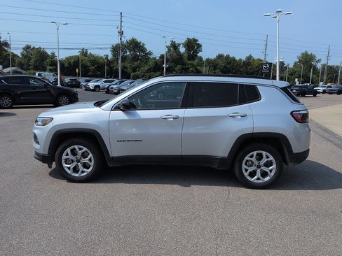 Used 2025 Jeep Compass Latitude AWD/4WD image 4