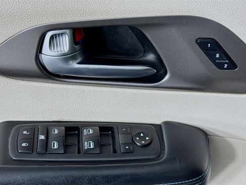 Used 2021 Chrysler Pacifica Touring-L image 23