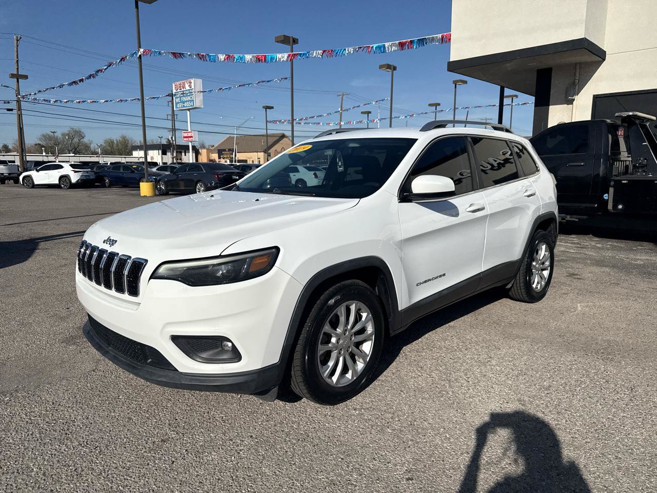 Used 2019 Jeep Cherokee Latitude w/ Popular Appearance Group FWD image 2