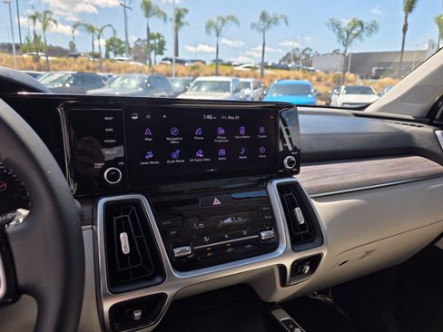Used 2022 Kia Sorento EX w/ Panoramic Sunroof Package FWD image 14