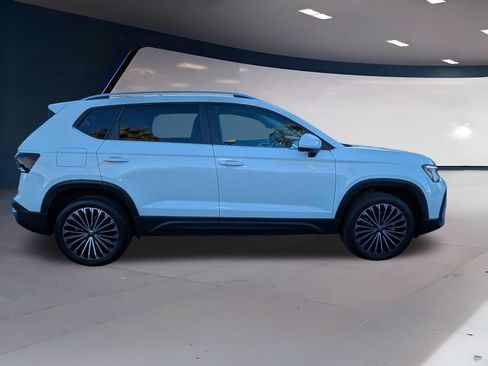 Certified 2025 Volkswagen Taos SE FWD image 2