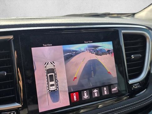 Used 2021 Chrysler Pacifica Limited w/ Uconnect Theater Family Group image 13