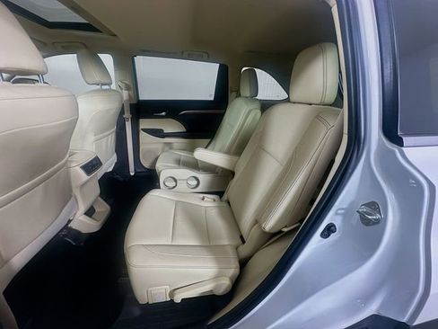 Used 2019 Toyota Highlander Limited FWD image 24