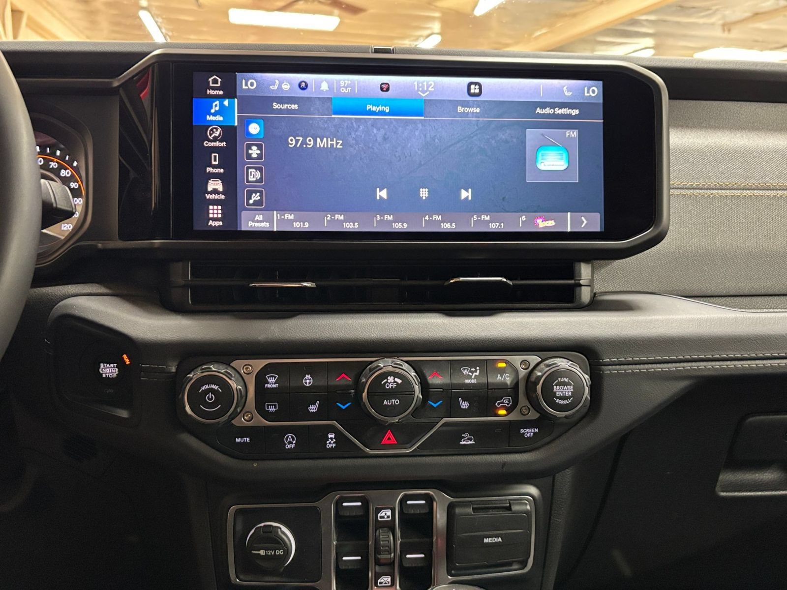 Used 2025 Jeep Wrangler Unlimited Sahara AWD/4WD image 16