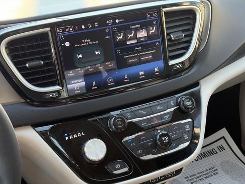 Used 2024 Chrysler Pacifica Touring-L FWD image 15
