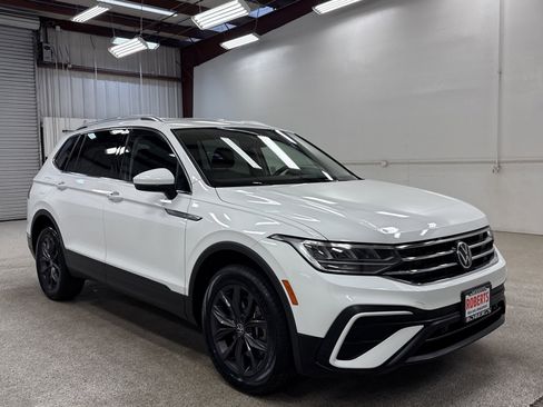 Used 2024 Volkswagen Tiguan SE image 32