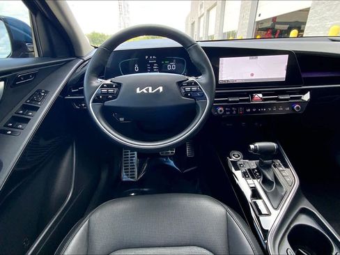 Used 2023 Kia Niro SX Touring image 6