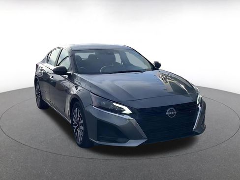 Used 2025 Nissan Altima 2.5 SV image 3