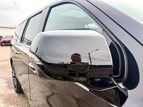 Used 2025 Chevrolet Suburban High Country image 14