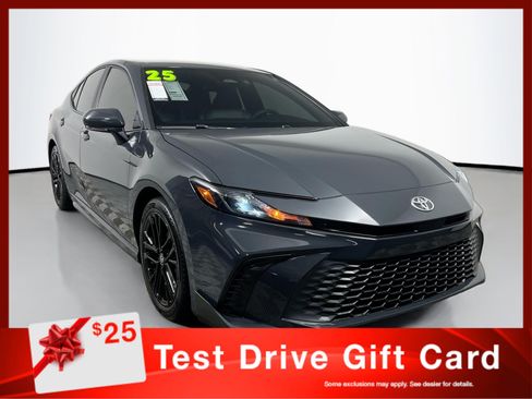Used 2025 Toyota Camry SE FWD image 1