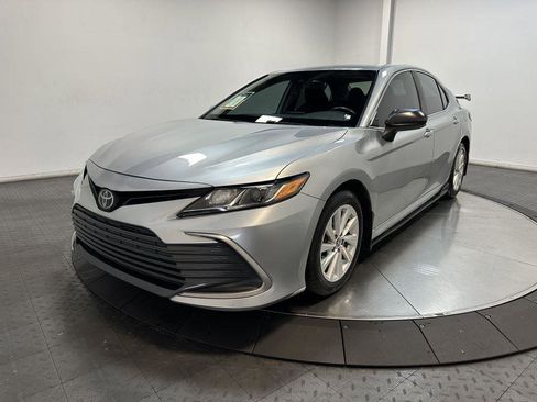 Used 2022 Toyota Camry LE image 5