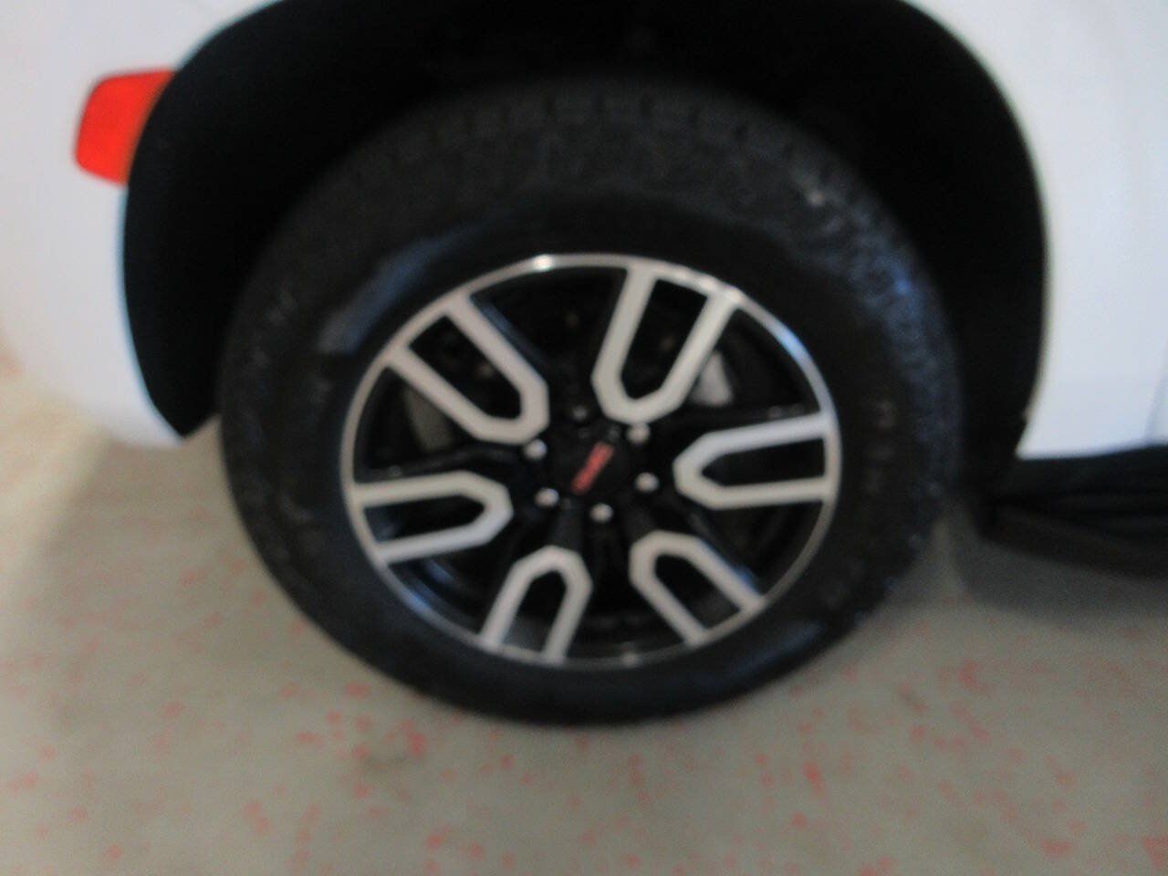 Used 2024 GMC Yukon AT4 w/ Technology Package AWD/4WD image 23