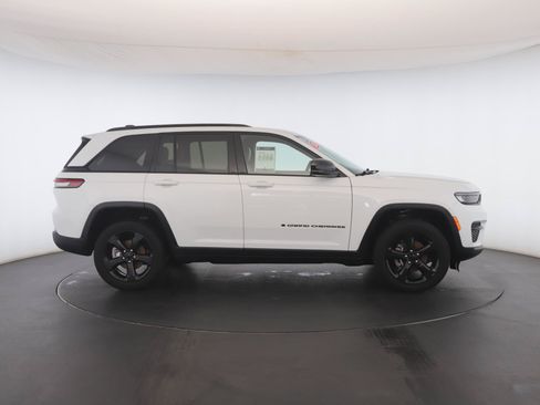 Used 2023 Jeep Grand Cherokee Altitude AWD/4WD image 23