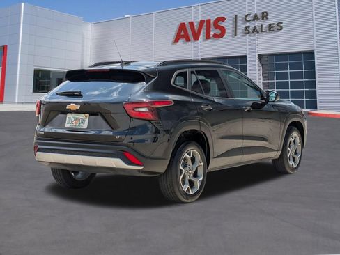 Used 2025 Chevrolet Trax LT w/ LT Convenience Package FWD image 6