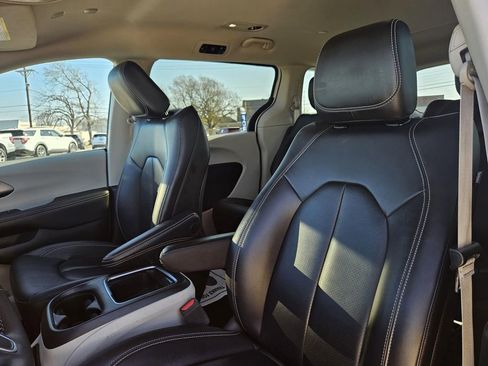 Used 2024 Chrysler Pacifica Select image 8