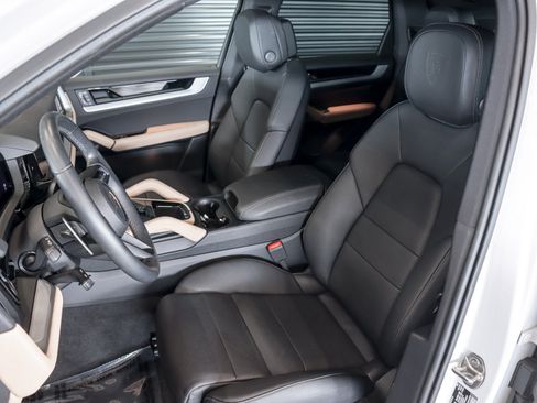 Certified 2024 Porsche Cayenne AWD/4WD image 5