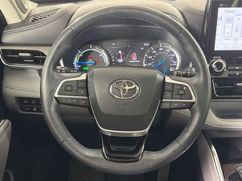 Used 2022 Toyota Highlander Limited FWD image 26