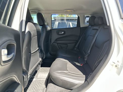 Used 2018 Jeep Compass Latitude FWD image 4