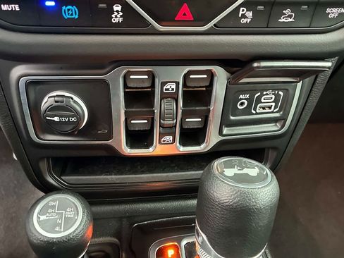 Certified 2025 Jeep Wrangler Unlimited Sahara w/ Safety Group AWD/4WD image 31