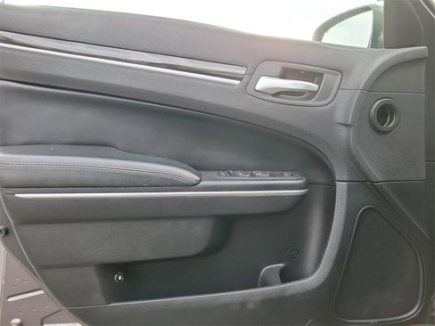 Used 2017 Chrysler 300 Touring w/ Value Package image 14