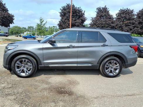 Used 2025 Ford Explorer Active w/ Active Comfort Package AWD/4WD image 2