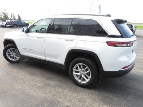 Used 2024 Jeep Grand Cherokee Laredo X w/ Luxury Tech Group I AWD/4WD image 7
