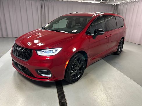 New 2026 Chrysler Pacifica Select image 3