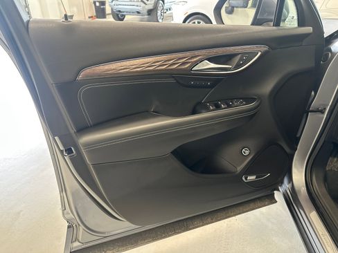 Used 2022 Buick Envision Avenir w/ Premium Seat Package AWD/4WD image 30