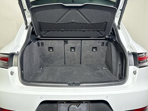 Certified 2020 Porsche Macan AWD/4WD image 27