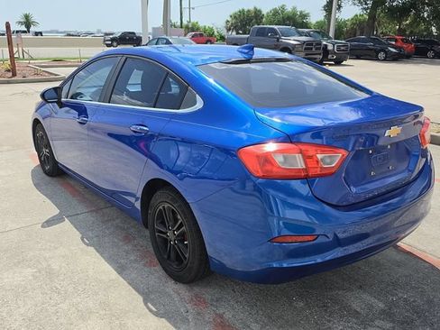 Used 2017 Chevrolet Cruze LT w/ Convenience Package FWD image 4