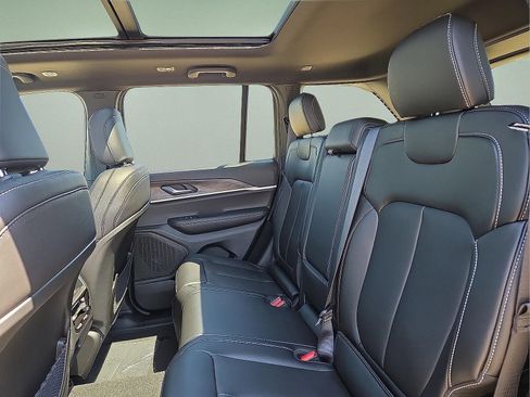 Used 2025 Jeep Grand Cherokee Limited w/ Black Appearance Package AWD/4WD image 9