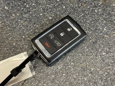 Used 2023 Jeep Grand Cherokee Limited image 30