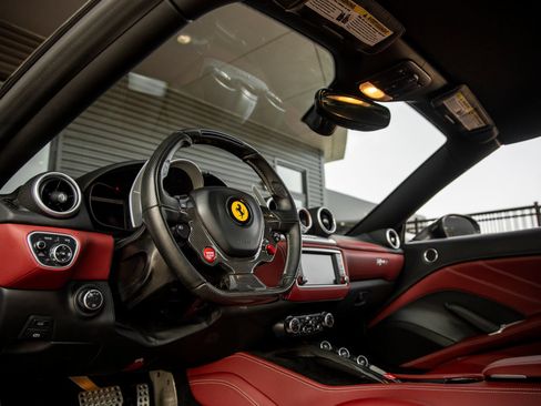 Used 2016 Ferrari California T RWD image 29